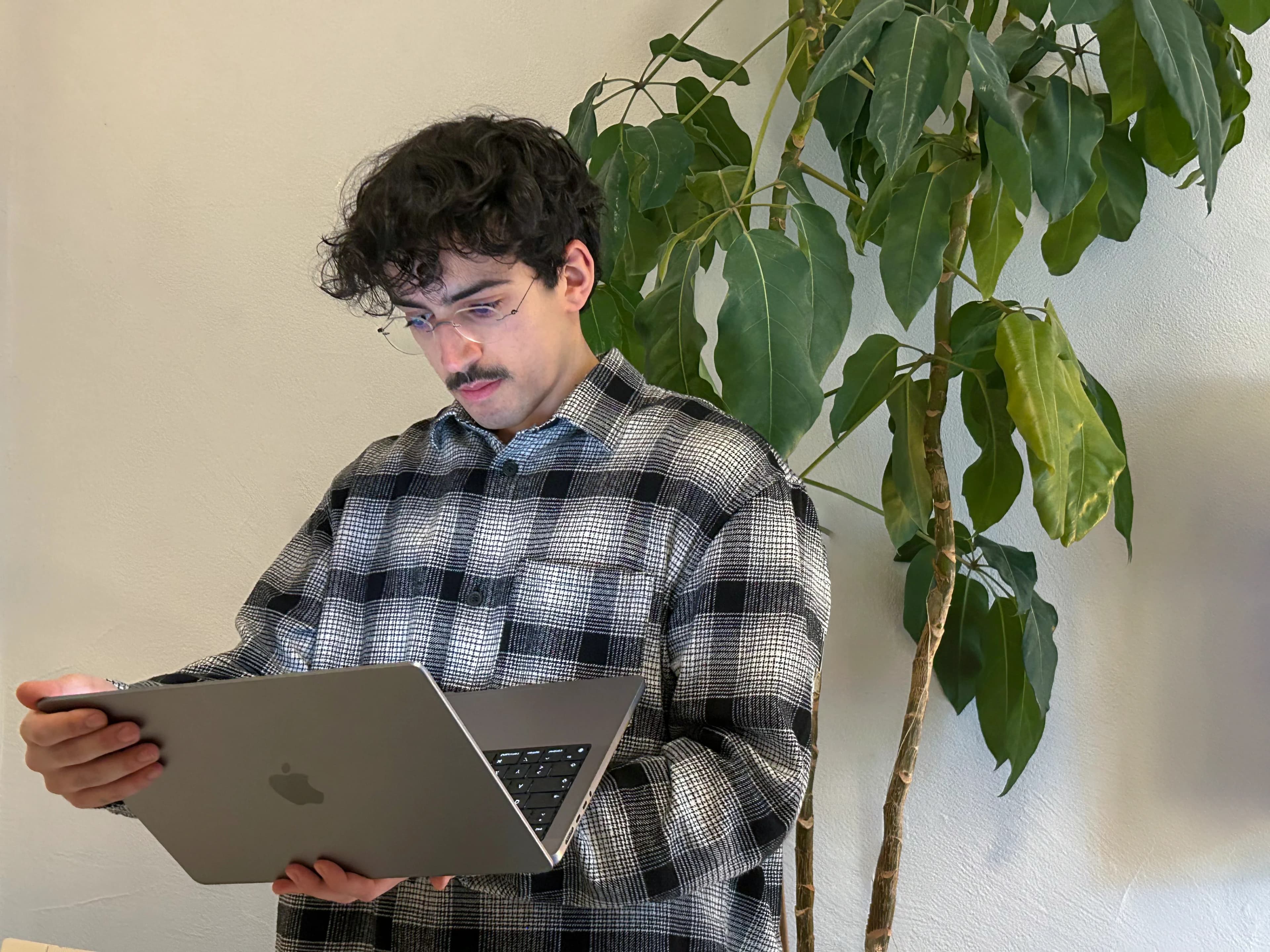 Giovanni Briante, Webdesigner und Gründer von Briante Media bei der Arbeit am Laptop